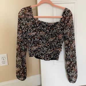 Lulu’s crop ruched long sleeve top - Size S